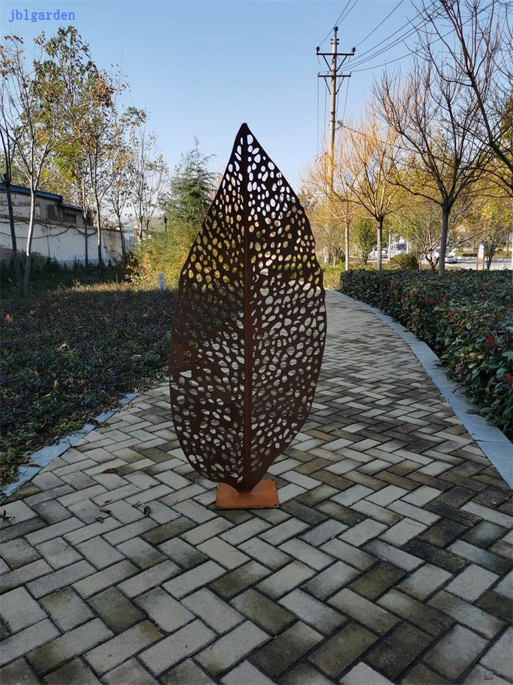 Rusty Metal Leaf Garden Sculpture