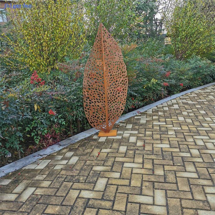 Rusty Metal Leaf Garden Sculpture
