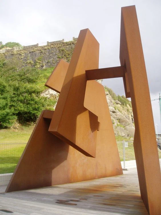 Eye-catching Sculpture