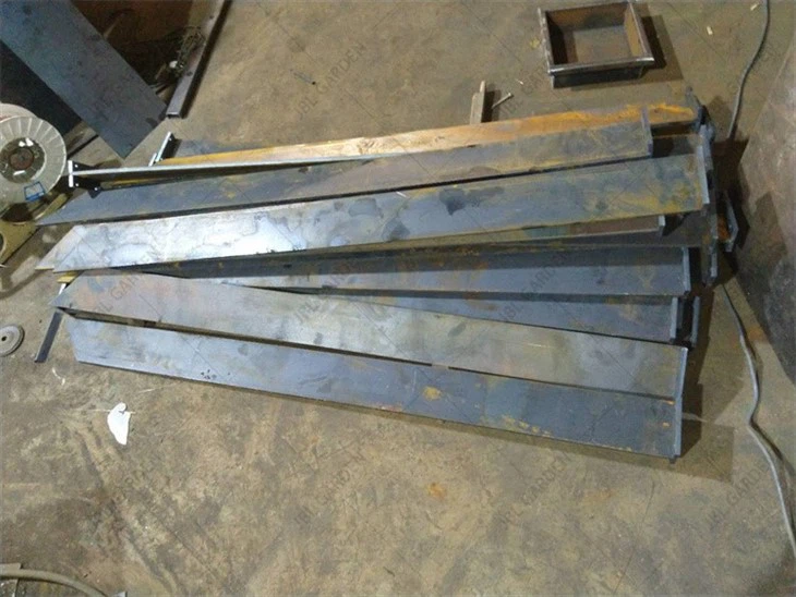 STEEL FENCE POSTS LAST A LONG TIME
